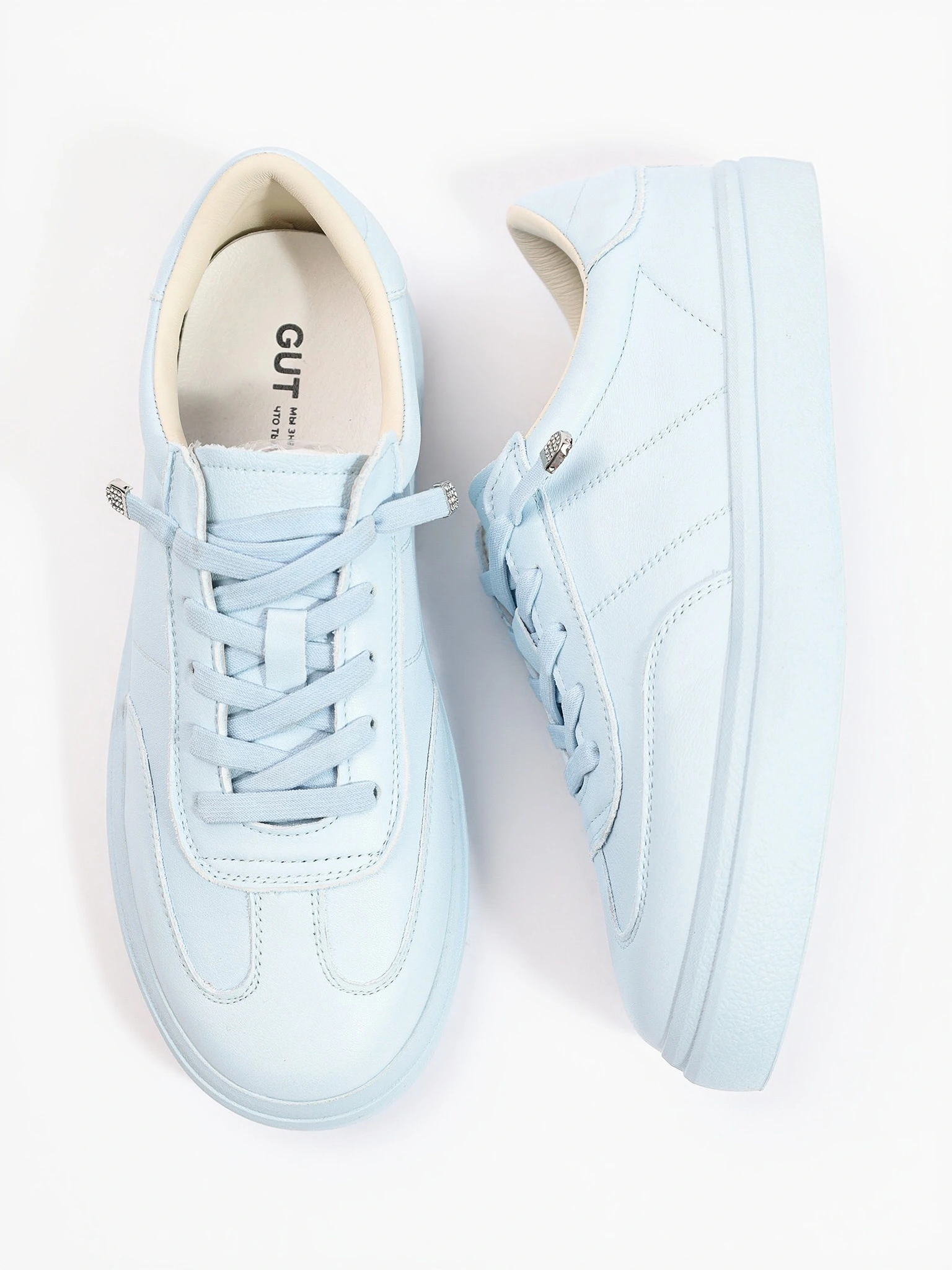 Кеды голубого цвета на низкой подошве